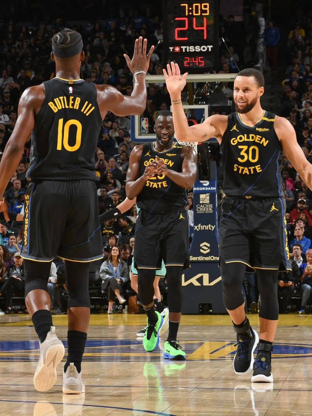 勇士碾压76人,恩比德高光表现 勇士碾压76人,恩比德高光表现