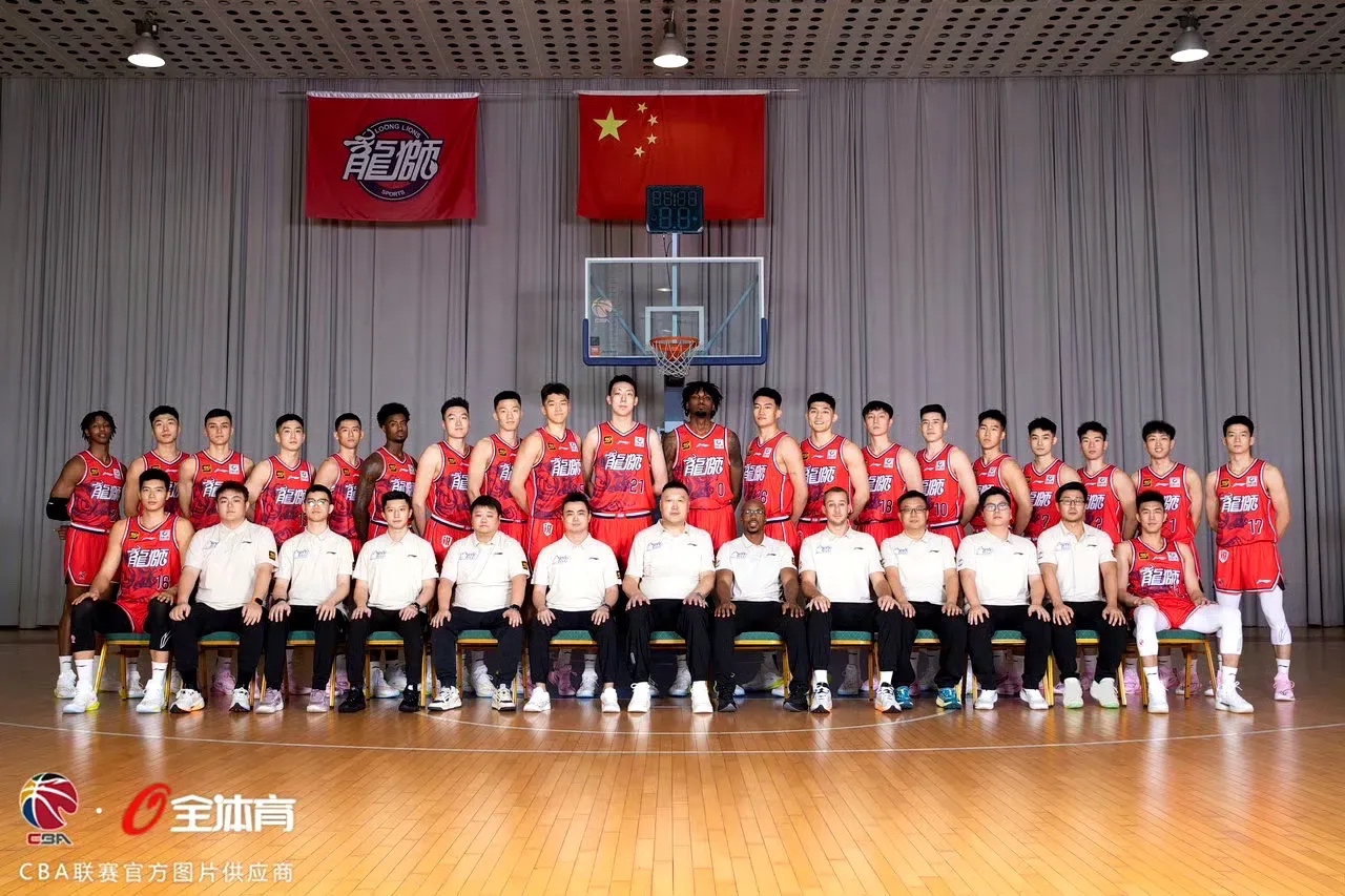 广州男篮外援抢眼,带领球队冲击前四 广州男篮外援抢眼,带领球队冲击前四