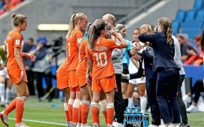 荷兰女足队破门得分夺得冠军 荷兰女足队破门得分夺得冠军