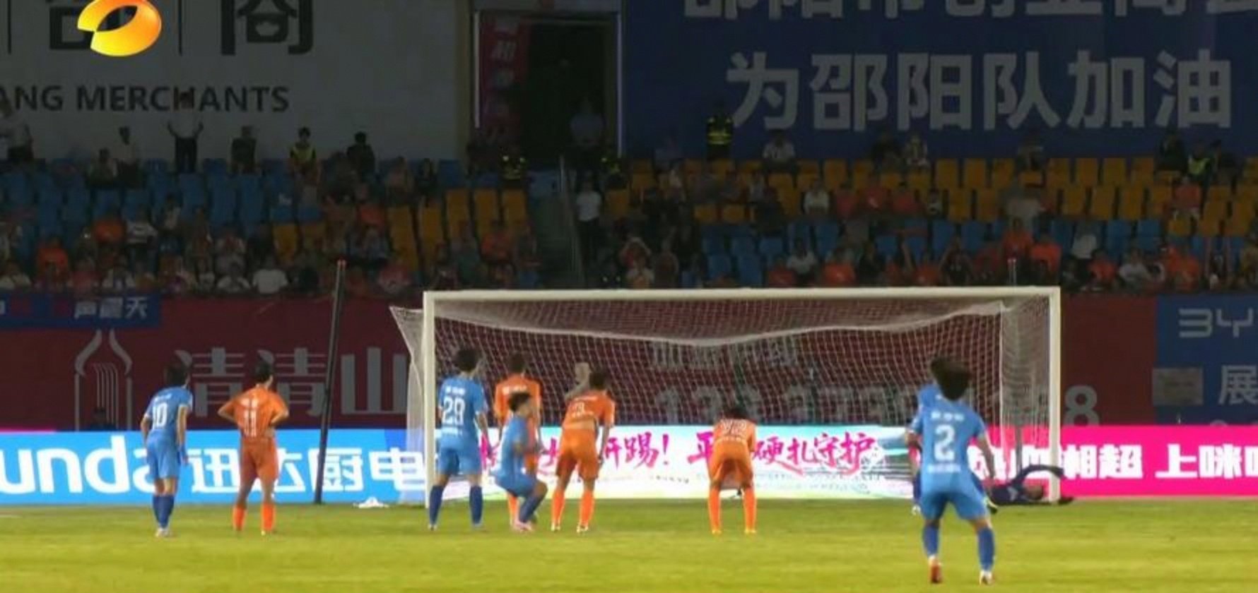 紧张比赛，双方实力对抗激烈