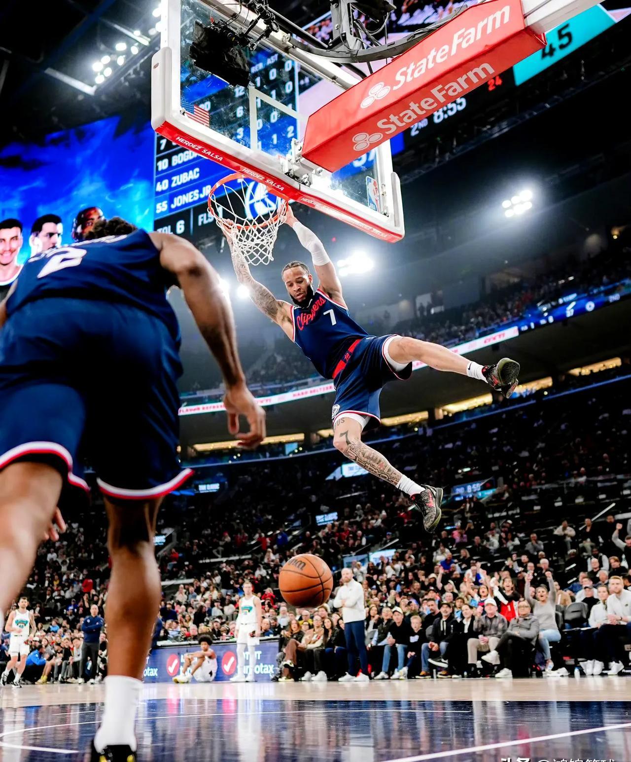 包含快船队主场大胜，赢得球迷认可的词条