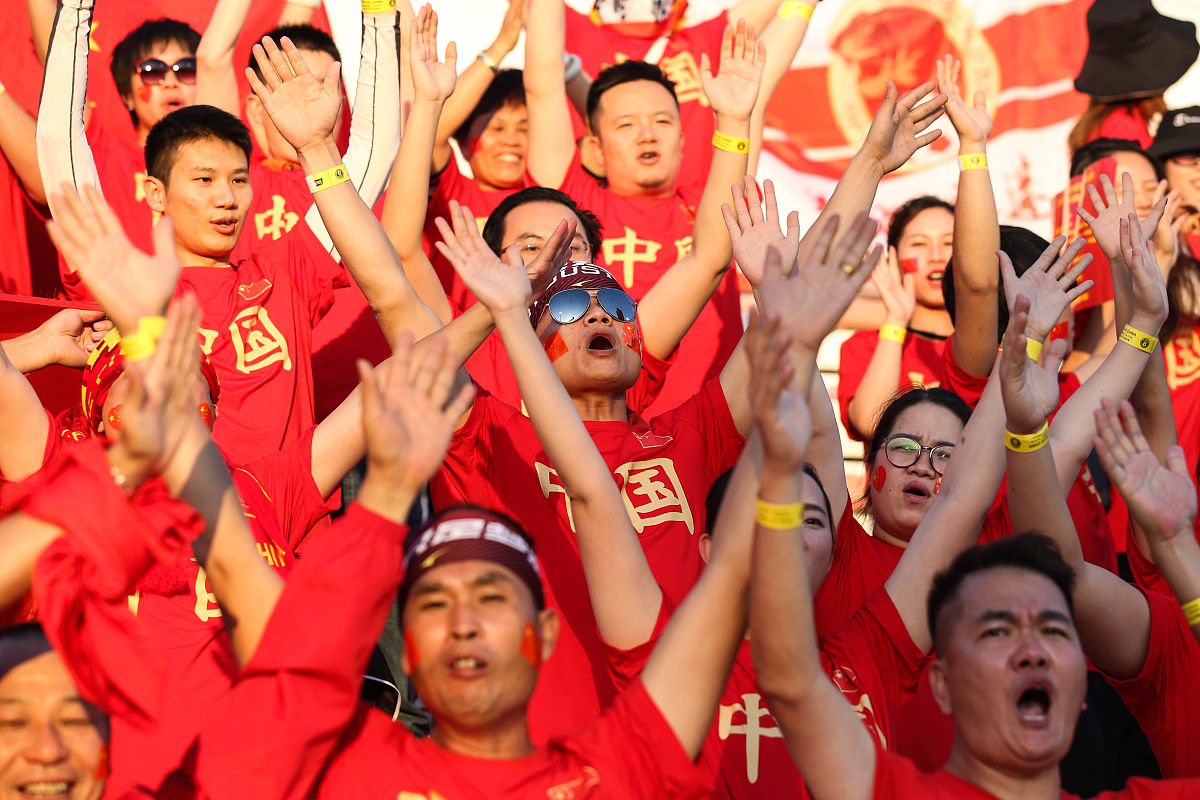 关于欧国联决赛现场热闹非凡，球迷挥舞旗帜呐喊助威的信息