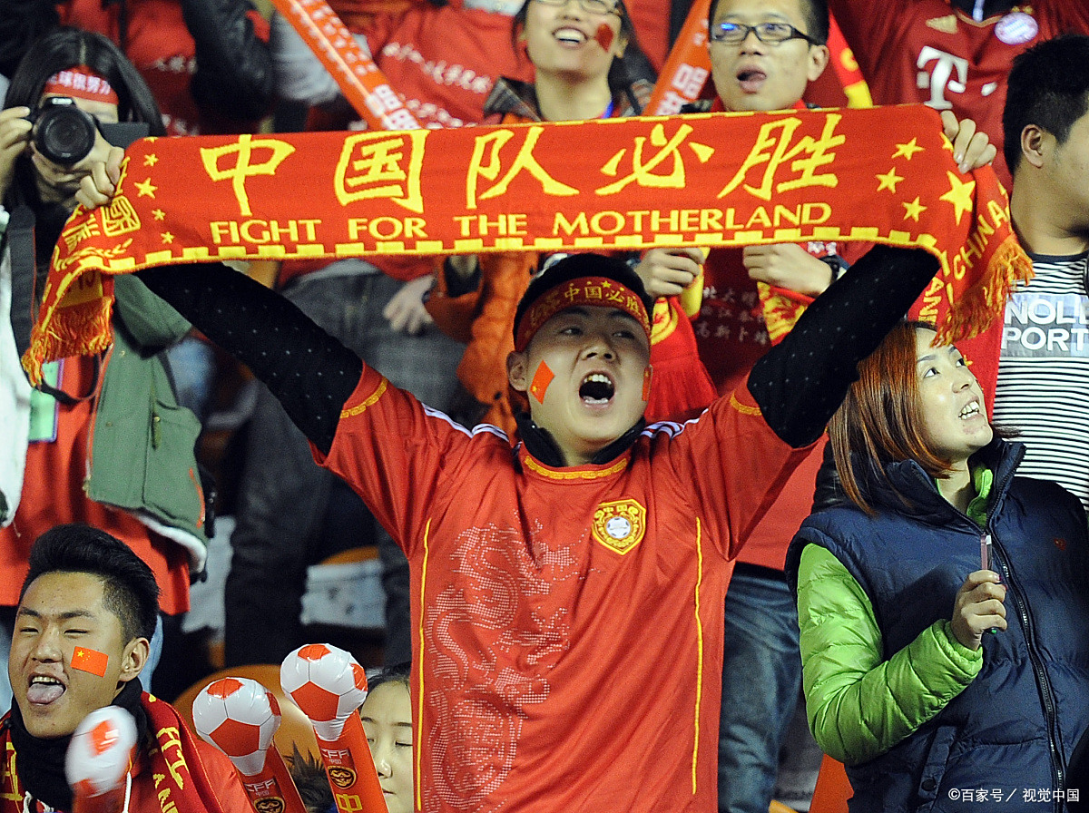 关于欧国联决赛现场热闹非凡，球迷挥舞旗帜呐喊助威的信息