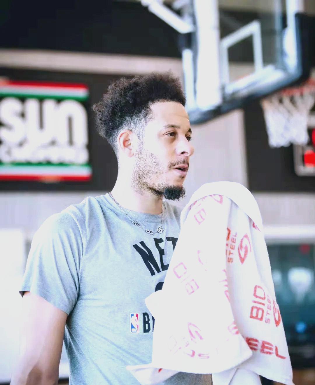 篮网新秀在场上闪耀,为球队贡献不少 篮网新秀在场上闪耀,为球队贡献不少