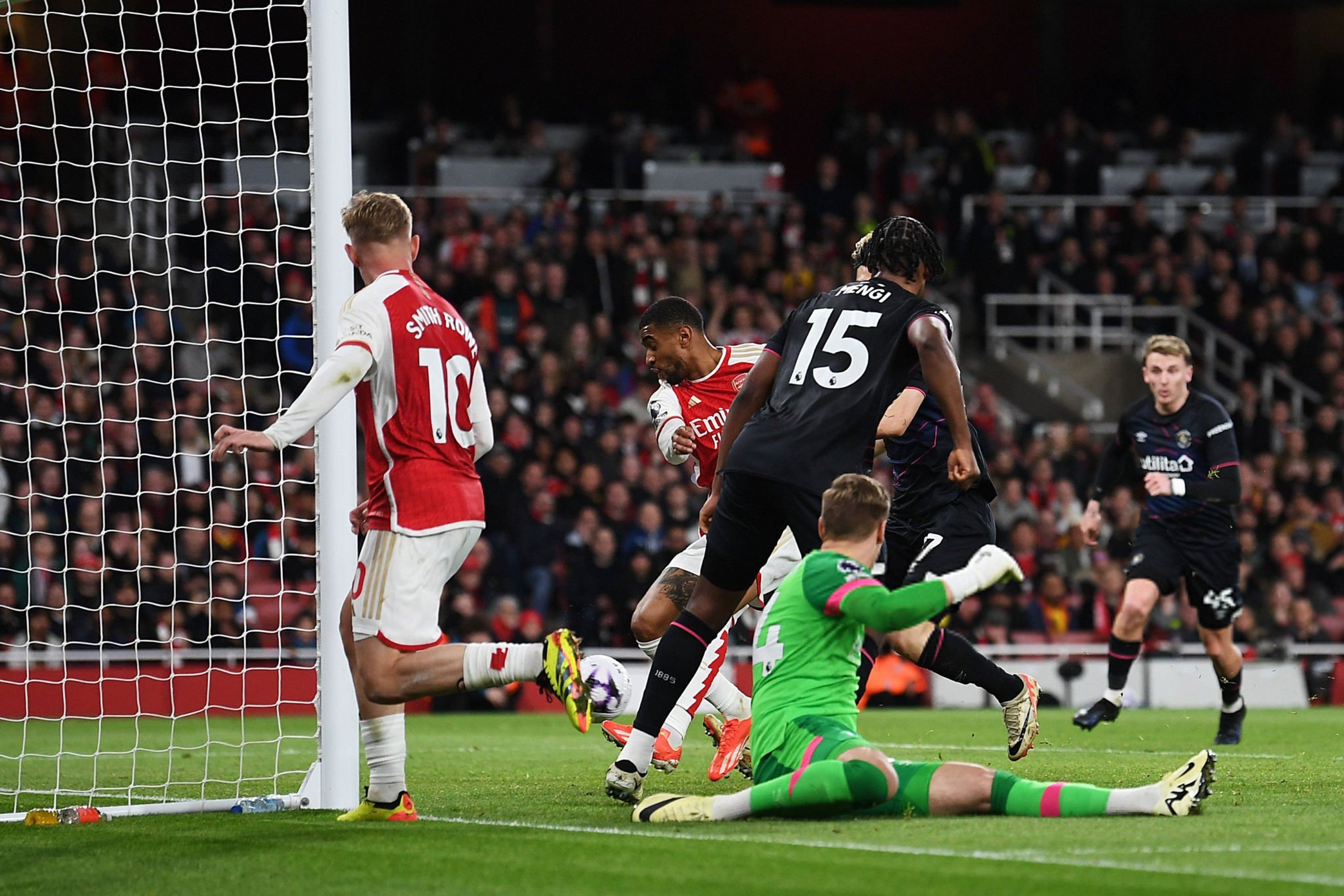 加纳球员助球队打破僵局，取胜