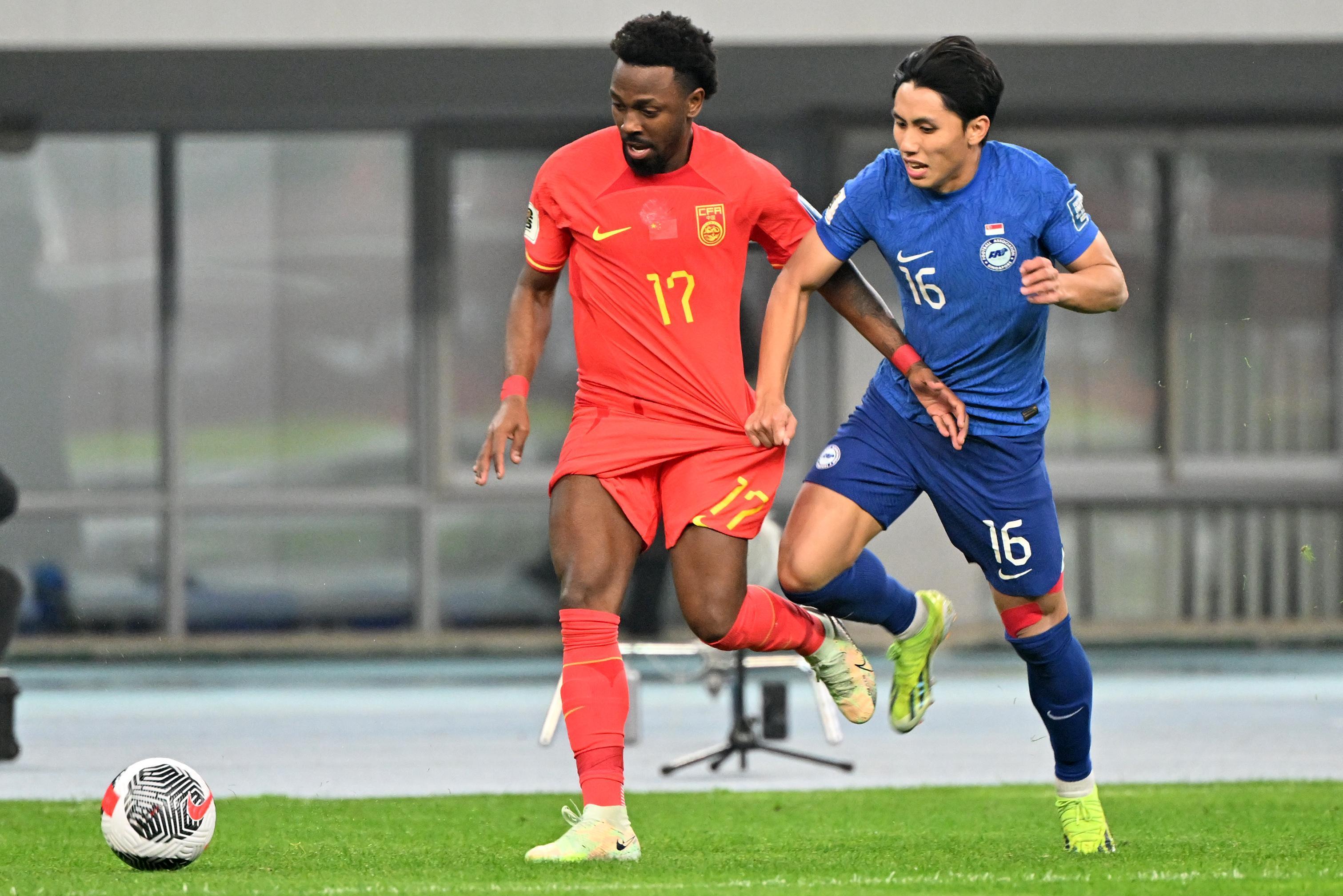 比赛中球队打出团队配合，助力胜出