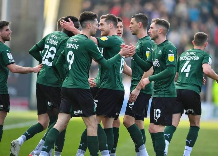 关于斯特拉斯堡客场战胜圣埃蒂安，取得关键胜利的信息