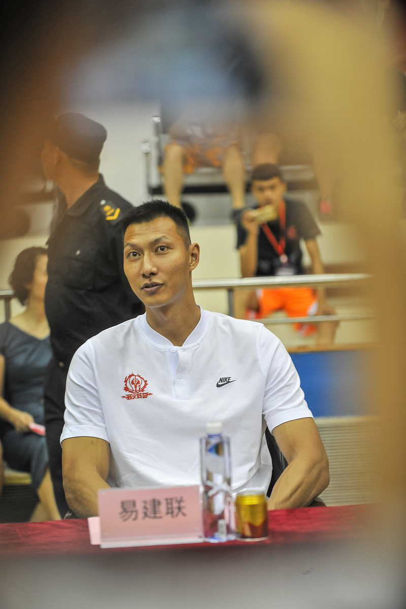 关于辽宁队横扫湖人，易建联惊艳四座的信息