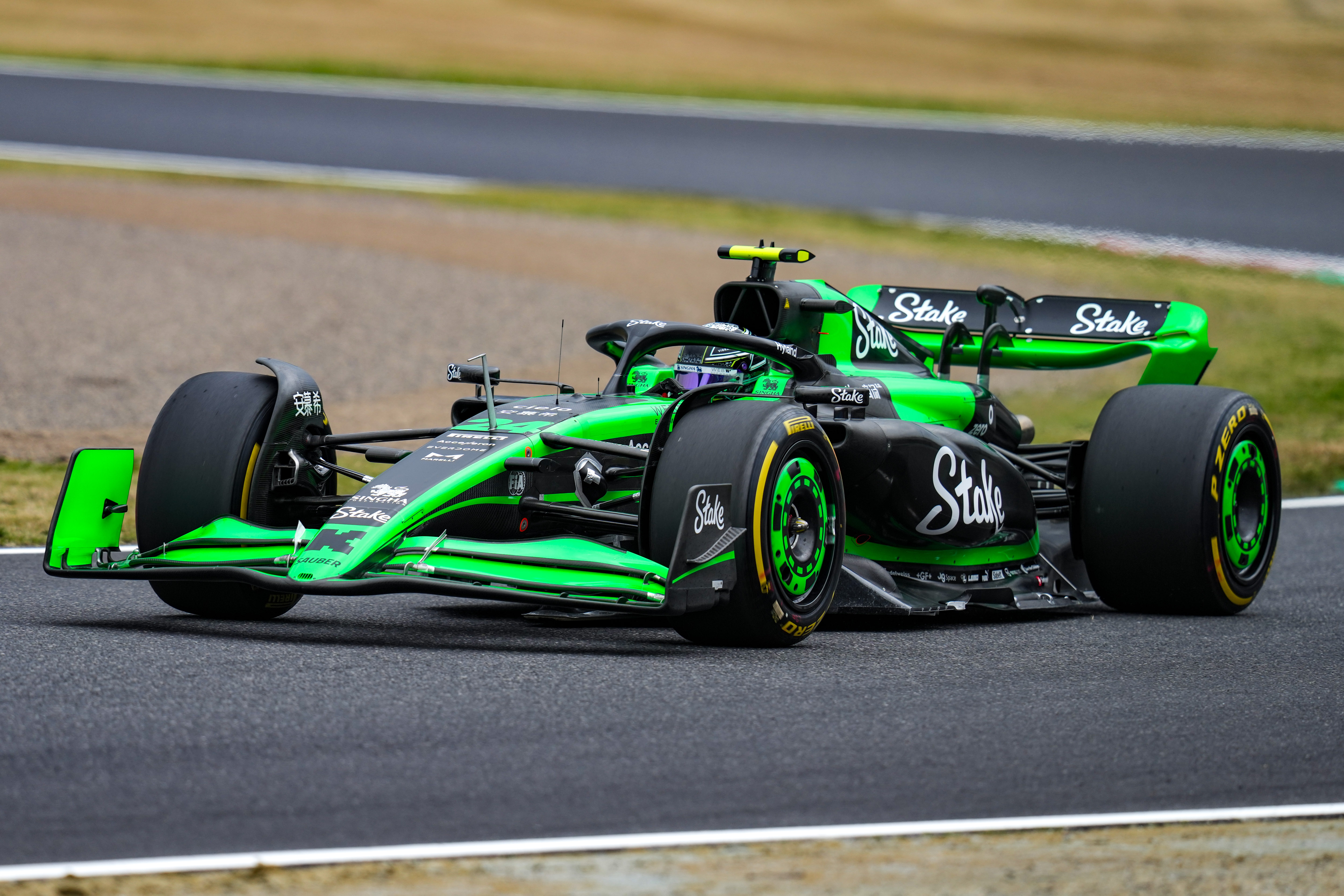 包含索伯车队力克红牛车队，拉塞尔带队取胜的词条