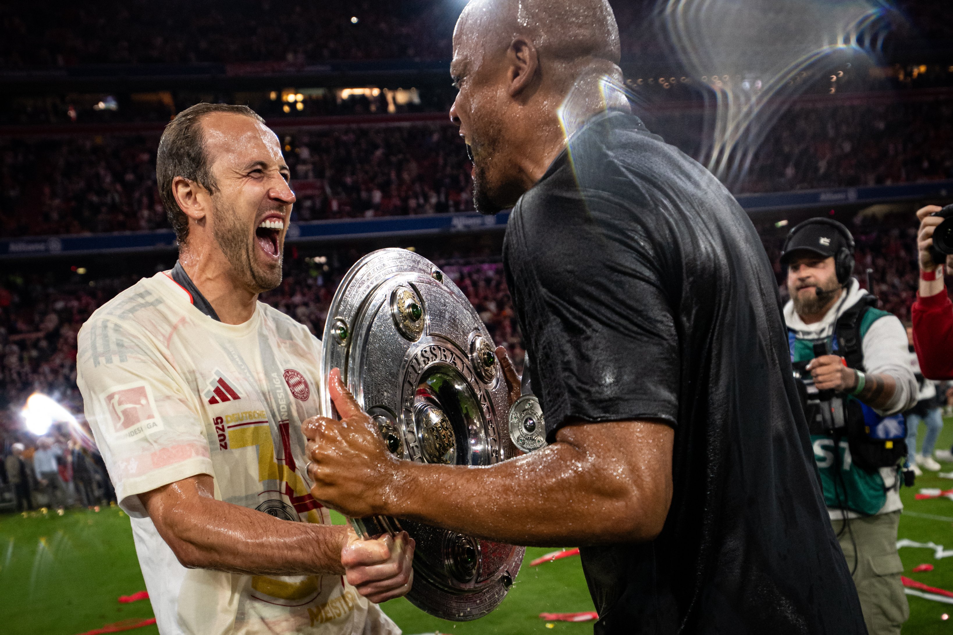 法国横扫拜仁，穆勒扛起全队