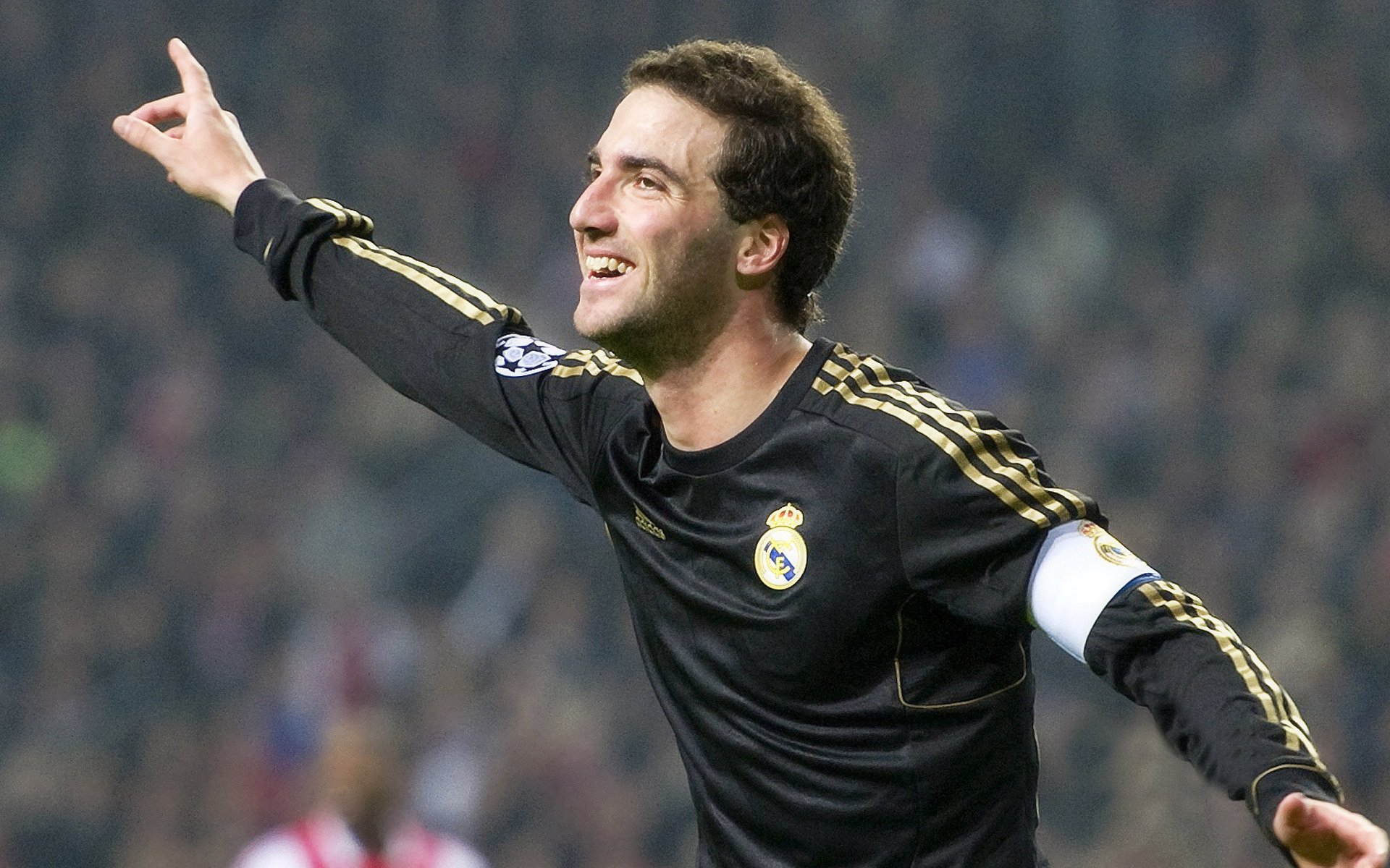 绿茵的独裁者,当佛罗伦萨的紫色心脏遇上荷兰的橙色风暴,库尔图瓦如何以节奏掌控定义唯一性